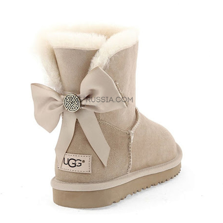 UGG Bailey Bow Mini Medallion Sand